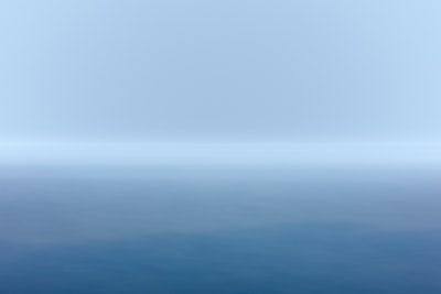 蓝色的水域在白色的天空白天
